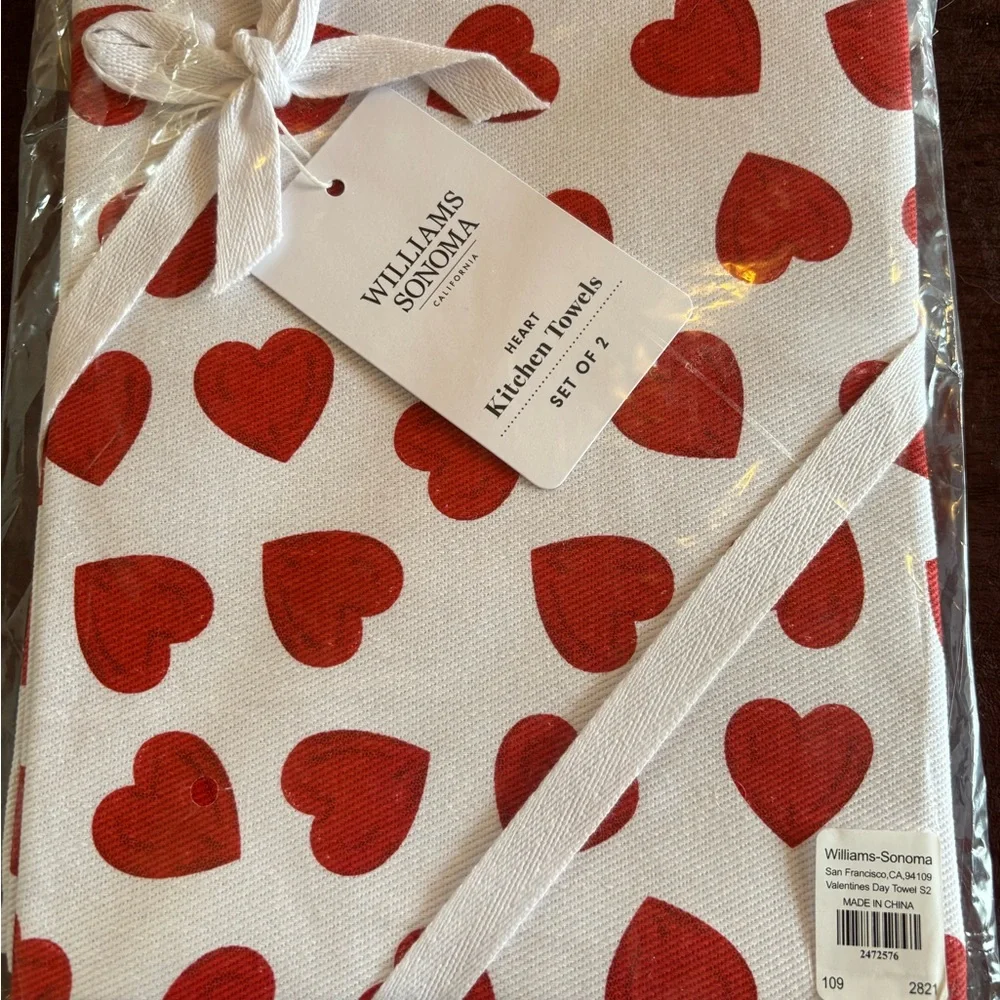 Williams Sonoma NWT Valentine red heart pairs of dish towels